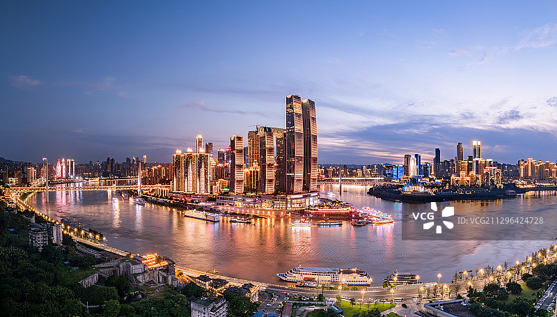 夜幕中的重庆两江四岸摩天大楼灯火通明图片素材