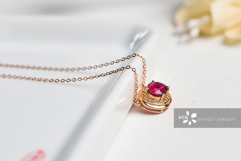 一条项链特写图片素材