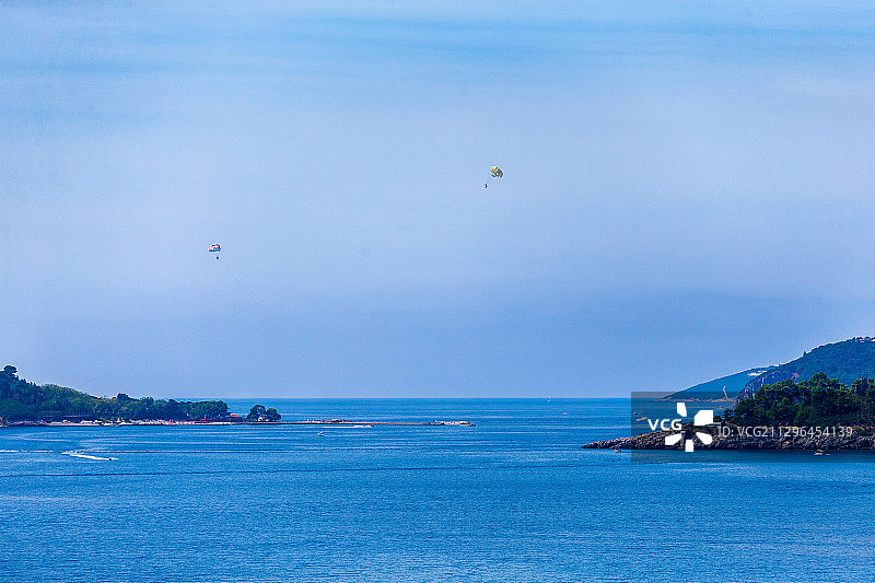 东欧黑山布德瓦度假胜地的跳伞运动图片素材