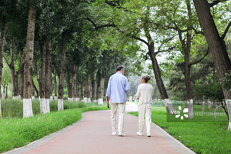 幸福的老年夫妇在公园散步图片素材