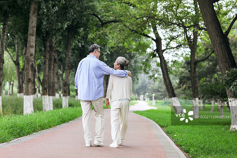 幸福的老年夫妇在公园散步图片素材