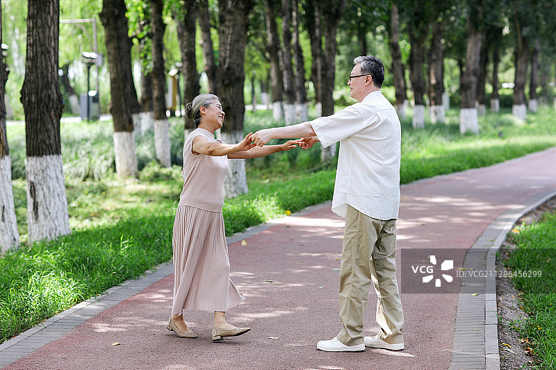 幸福的老年夫妇在公园跳舞图片素材