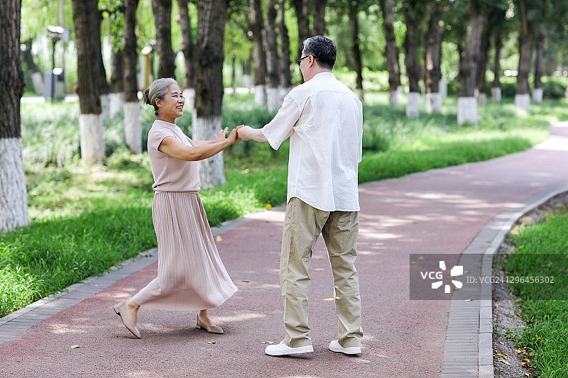 幸福的老年夫妇在公园跳舞图片素材