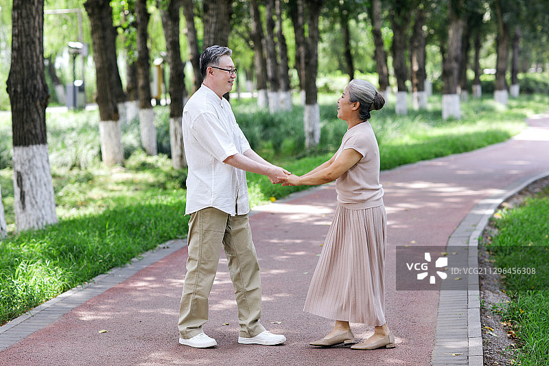 幸福的老年夫妇在公园跳舞图片素材