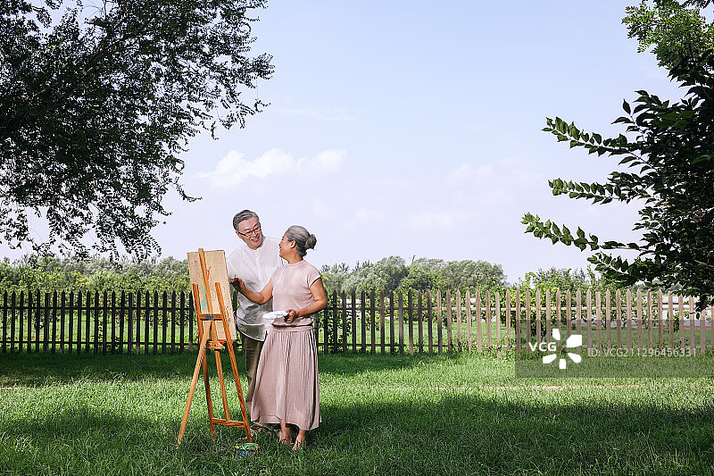 幸福的老年夫妇在公园画画图片素材