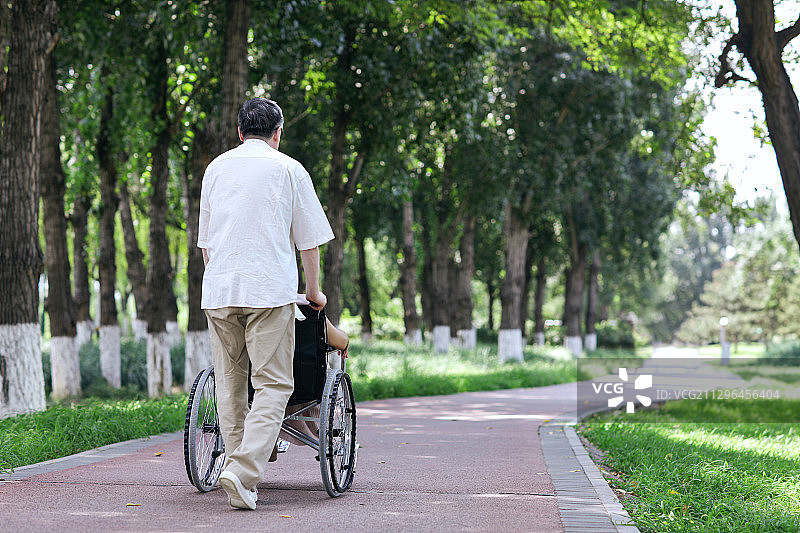 老年人推着坐轮椅的老伴图片素材
