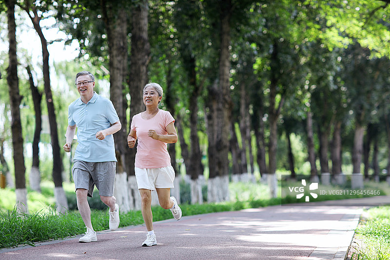 老年夫妇在户外公园慢跑图片素材
