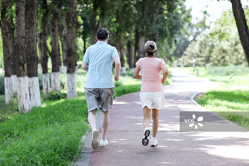 老年夫妇在户外公园慢跑图片素材