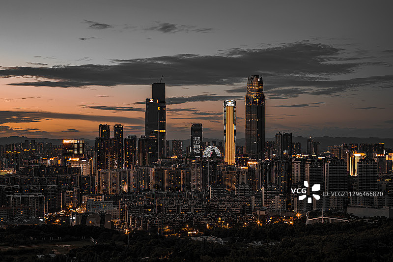 广西南宁市青秀区青秀山绿城夕醉俯瞰埌东凤岭黑金城市群图片素材