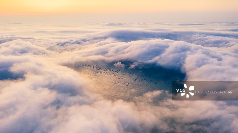 大钦岛上空的平流雾图片素材