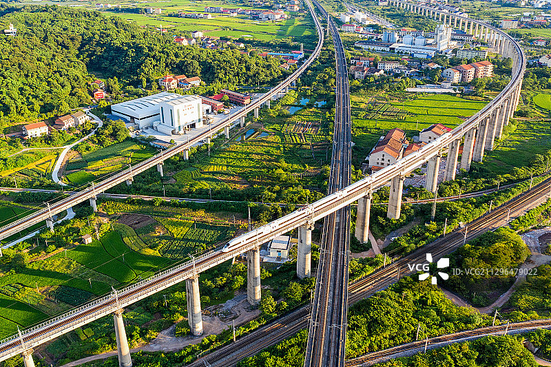 动车驶过衡阳咸塘铁路枢纽图片素材