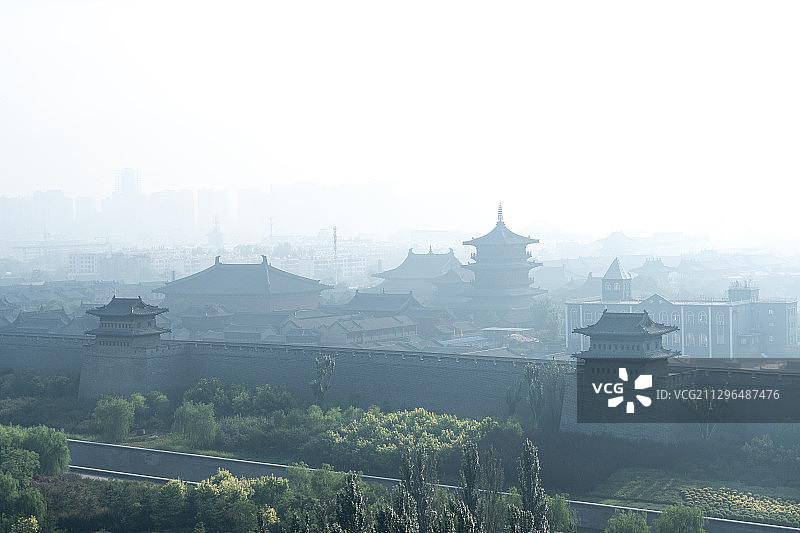 晨雾中的大同古城图片素材