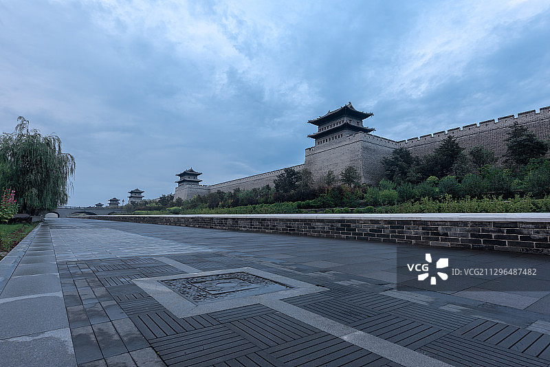 乌云下的古城墙图片素材