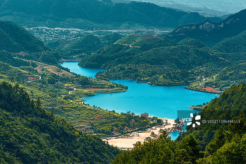 群山环抱的重庆綦江万盛板辽湖图片素材