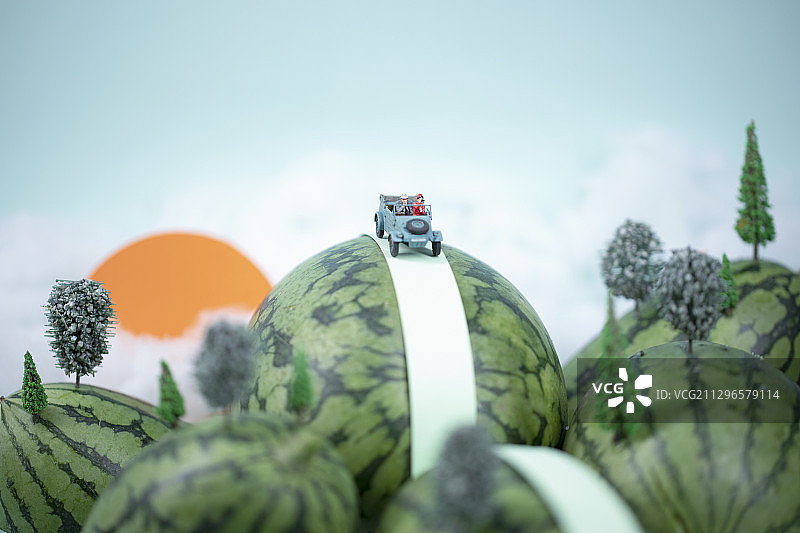 山路上驾驶汽车情侣图片素材