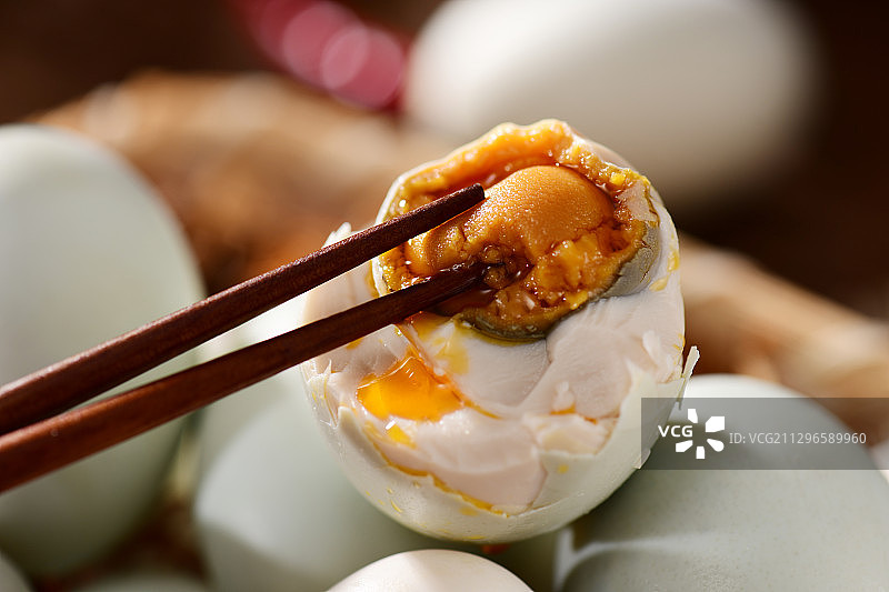 剥开的咸鸭蛋图片素材