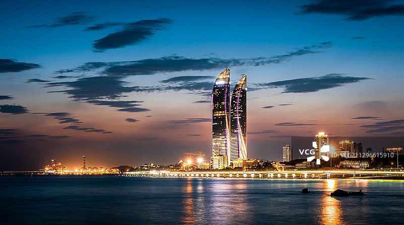 中国福建厦门世贸双子塔大厦夜景拍摄图片素材
