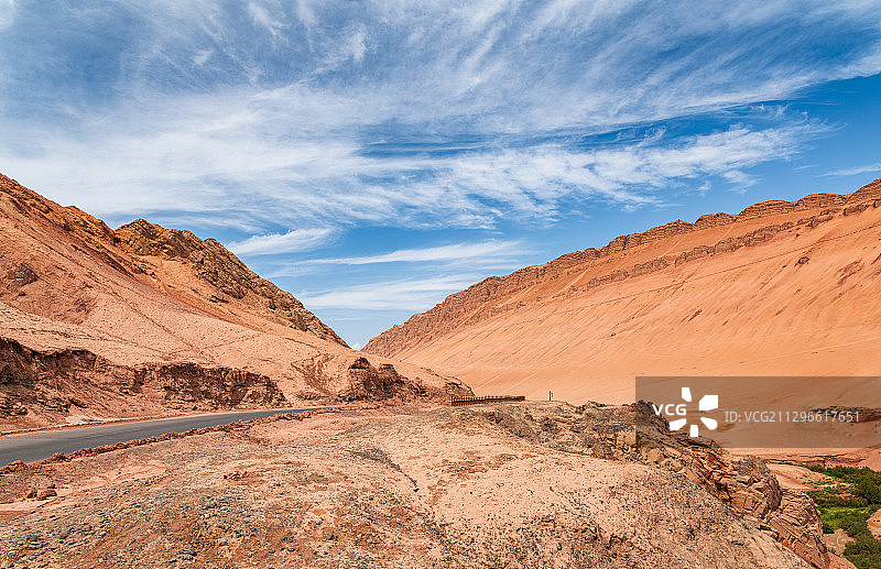 中国新疆吐鲁番盆地火焰山图片素材