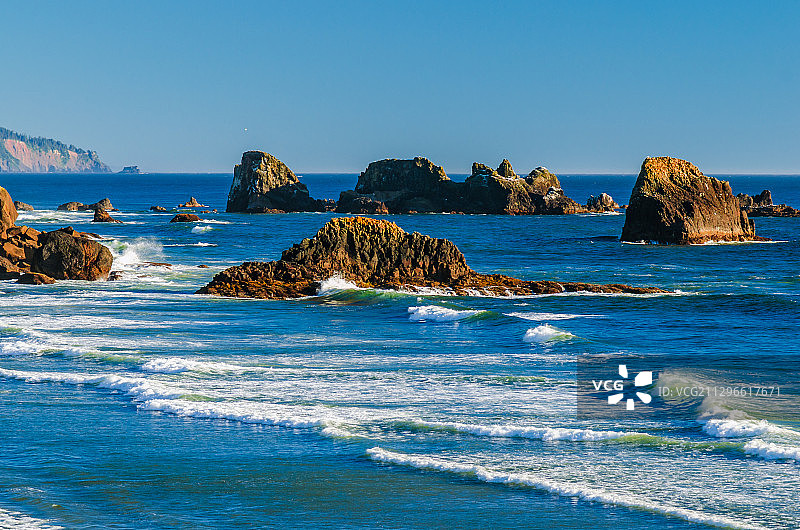 美国坎农海滩的岩石海岸上的海浪图片素材