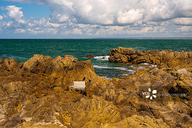 阳光明媚的日子里的拉托尔什角，法国普洛默尔图片素材