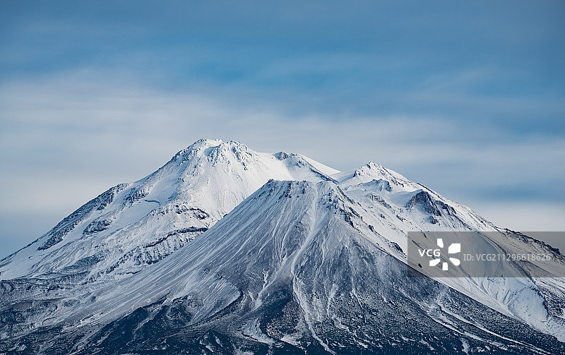 美国加利福尼亚州沙斯塔山的壮丽雪火山图片素材