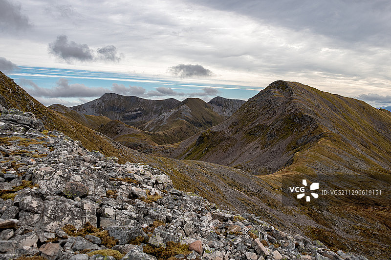 苏格兰威廉堡绿色山丘上空的云彩图片素材