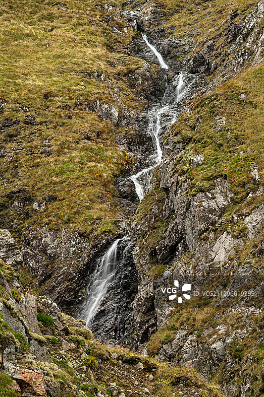 威廉堡，苏格兰，英国：瀑布和青山图片素材