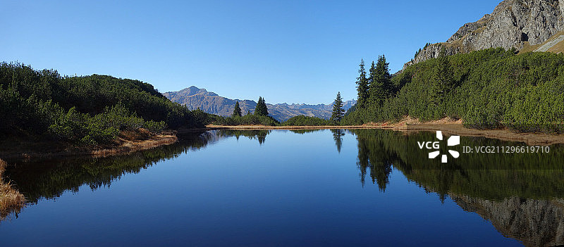奥地利加舒恩的湖光山色倒影图片素材