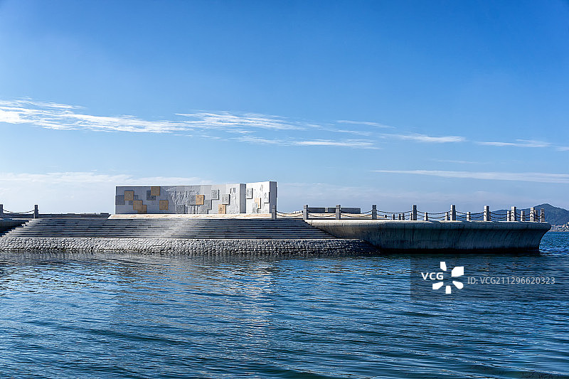 日光照射下的滨海广场图片素材