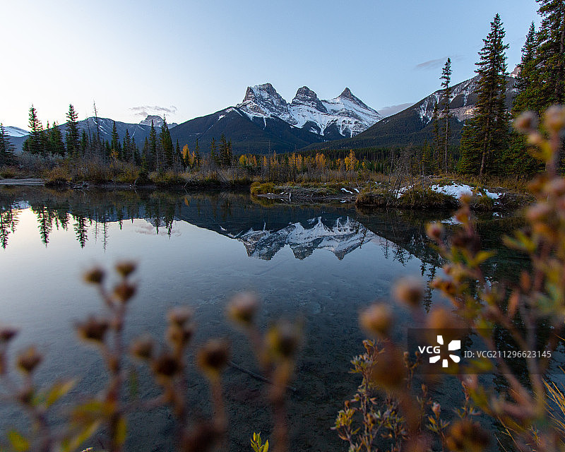 加拿大阿尔伯塔省三姐妹峰湖面倒影图片素材