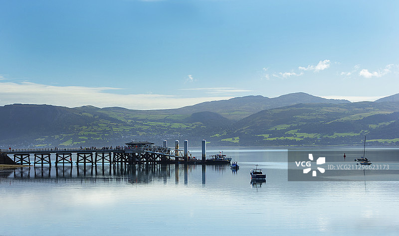 在英国博马里斯湖码头登船的人们图片素材