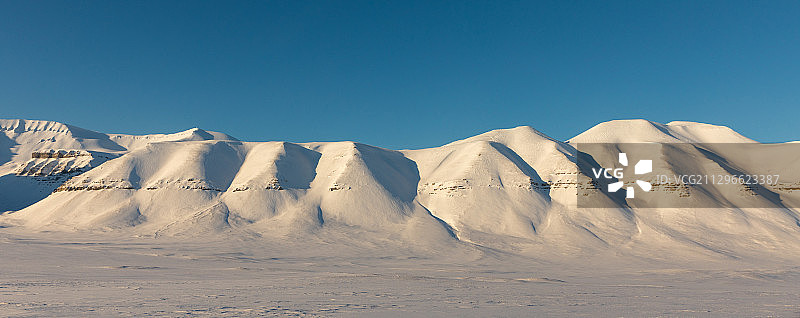 斯瓦尔巴德和扬马延群岛的雪山图片素材