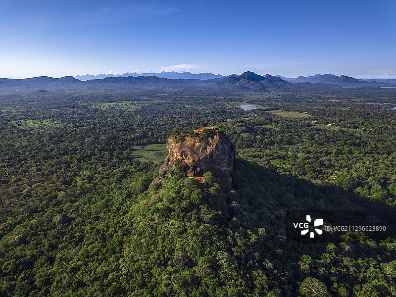 斯里兰卡丹布拉山脉前森林覆盖的山谷岩层航拍图片素材