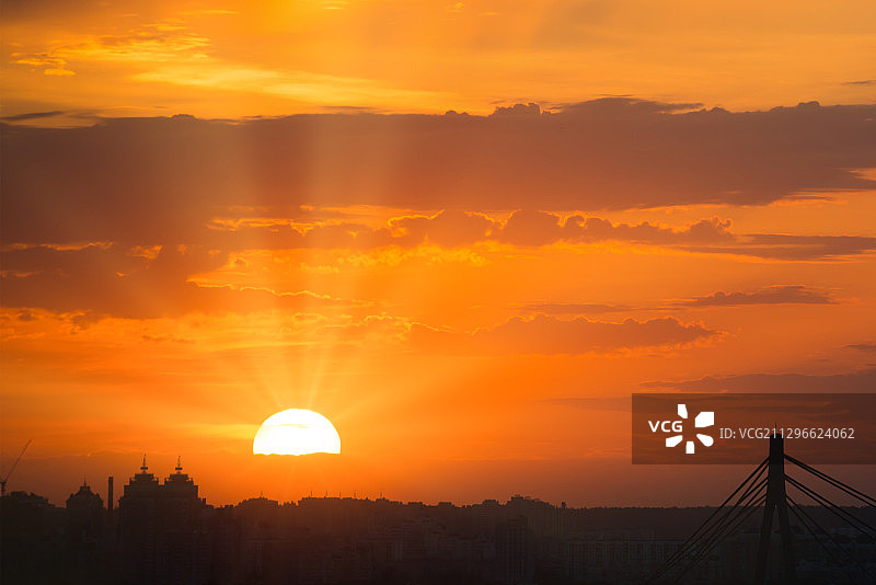 夕阳下橙色天空建筑剪影图片素材