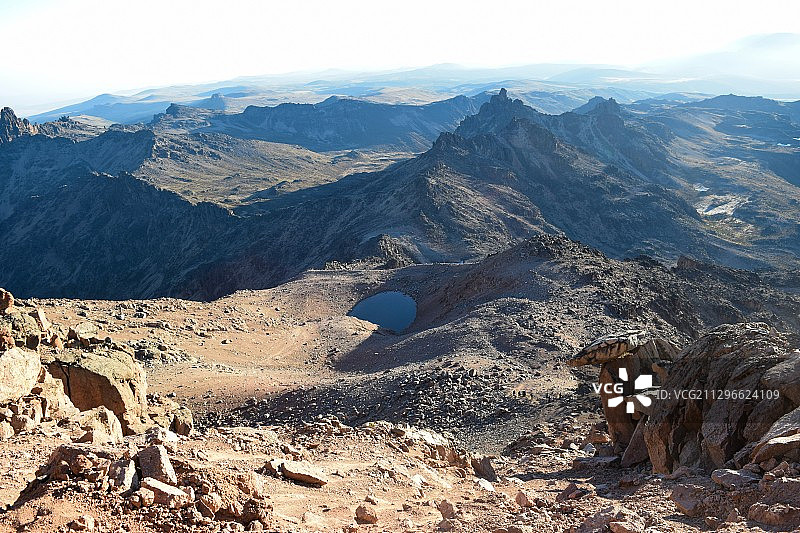 具有陡峭山脊的贫瘠地形，纳纽基，肯尼亚图片素材