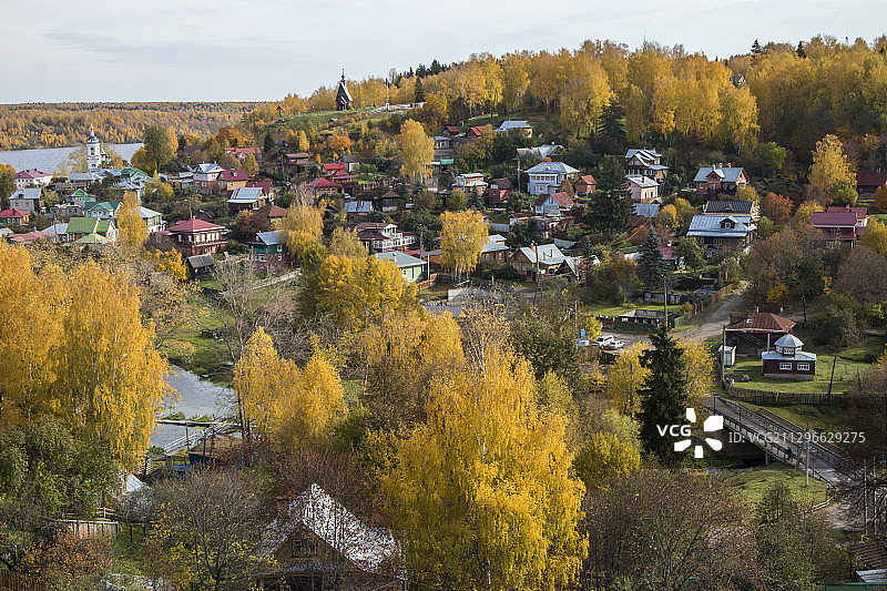 俄罗斯普廖斯伏尔加河和瓦尔瓦拉教堂的秋季城镇景观图片素材