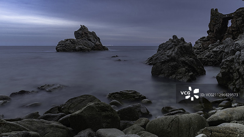 西班牙滨海略雷特，黄昏时雾中的阴沉海岸线图片素材