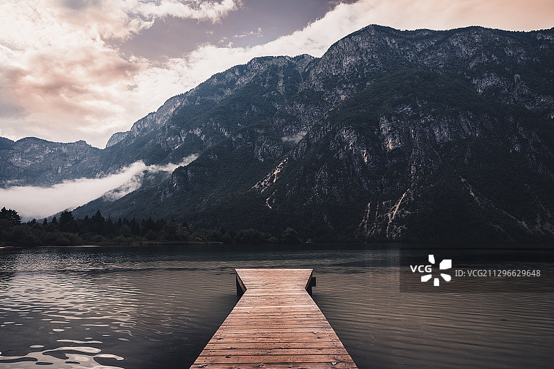 博希尼湖畔山区码头，位于斯洛文尼亚上卡尼奥拉博希尼斯卡比斯特里察图片素材