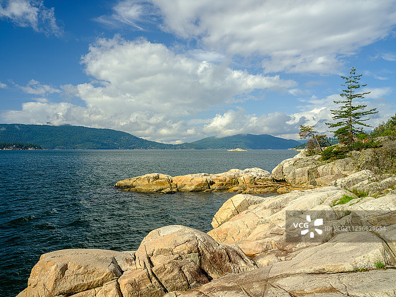 加拿大不列颠哥伦比亚省西温哥华灯塔公园的岩石海岸线和大海景观图片素材