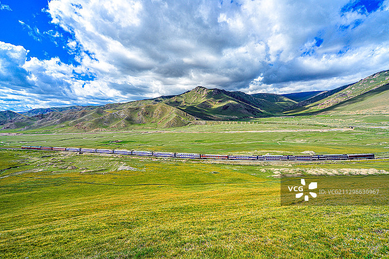 乌鲁木齐-喀什客车K9787次行驶在老南疆线乌斯特展线下层图片素材