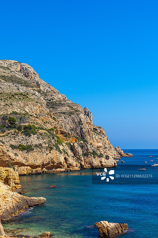 西班牙哈维亚港圣安东尼奥角岩石海岸线、大海和蓝天图片素材