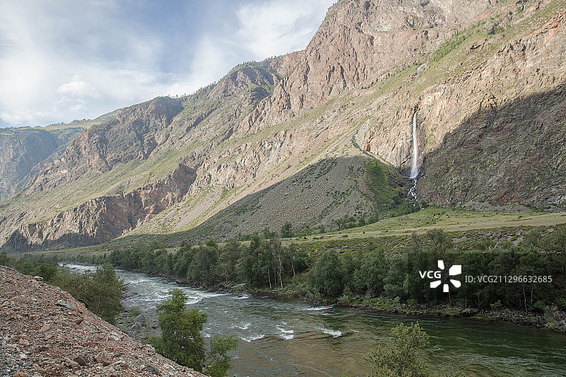 俄罗斯卡唐斯克区丘雷什曼河和山脉景观图片素材