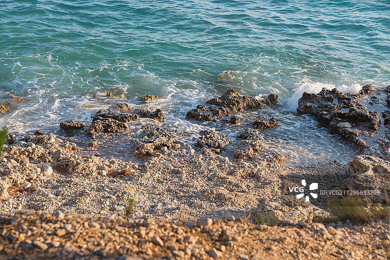 克罗地亚巴什卡沃达的岩石海滩和蓝色大海图片素材