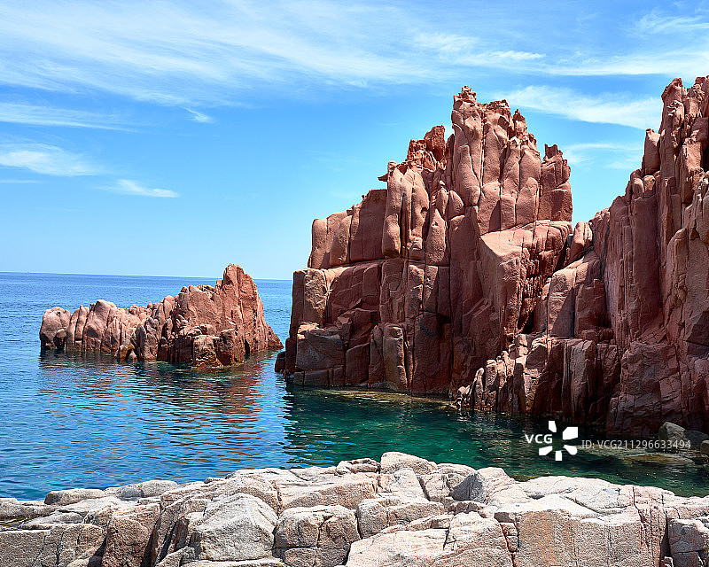 意大利阿尔巴塔克斯绿松石海中的岩层图片素材