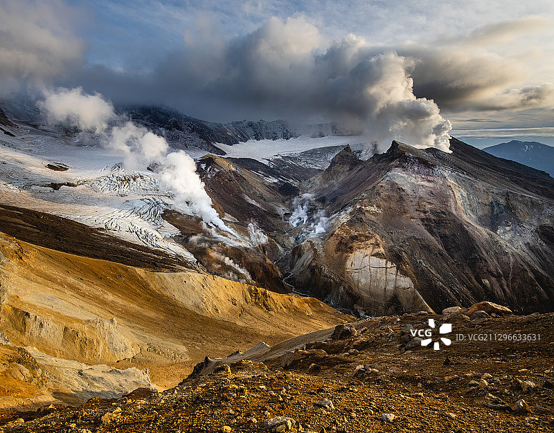 俄罗斯堪察加克莱，穆特诺夫斯基火山上空的烟云图片素材