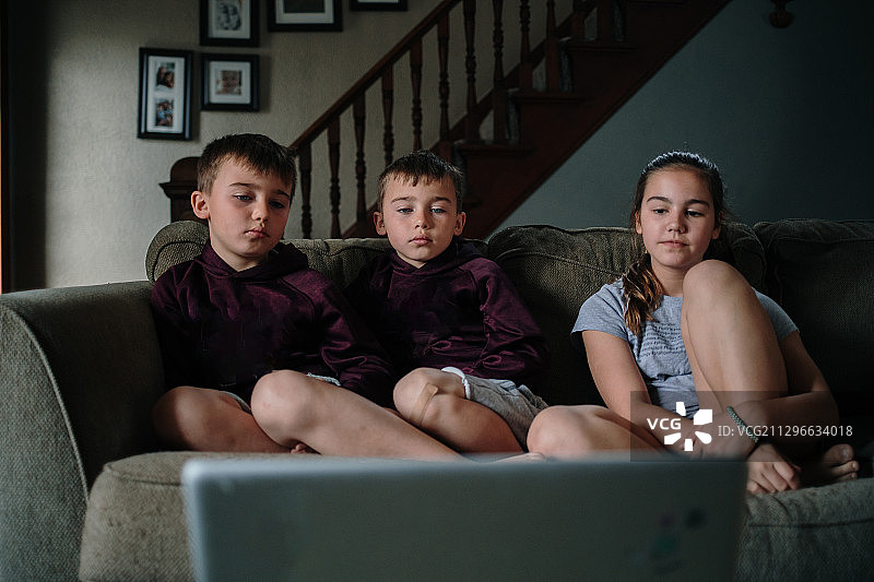 姐妹和兄弟在家用笔记本电脑观看视频图片素材