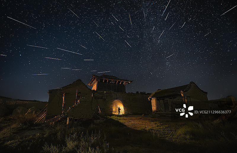 在开阳古堡遇到英仙座流星雨图片素材