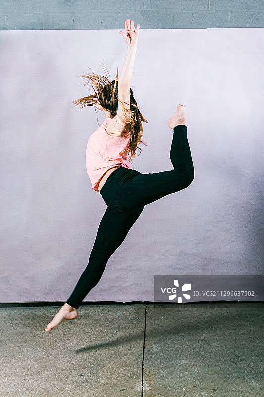 年轻女人在城市中跳舞图片素材