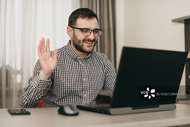 男人在家用笔记本电脑进行视频会议图片素材