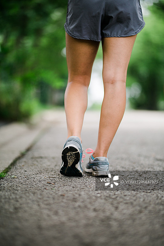 在美国阿灵顿高地道路上行走的女子下半身图片素材